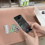 にこ薬局で監査システムPicking GOを使用し、お薬の確認を行う様子